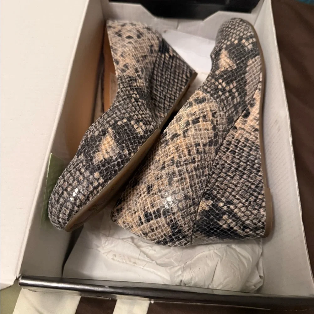 Vionic Women's Gray Snakeskin Wedges- New without Box